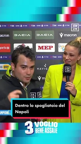 Fare l'inviato alla festa Scudetto del Napoli è un duro lavoro... Ma qualcuno deve pur farlo, vero @Alessio De Giuseppe? 😂 #Napul3 #Scudetto2023 #Tiktokcalcio #NapoliCampione #SerieA #DAZN 