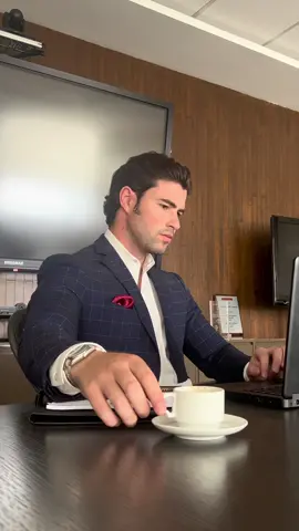 Cassual attire at the office today ☕️ #corporatelawyer #suit #checkeredsuit #work #mensfashion #espresso #menattire #traje #trajedehombre #hombreentraje #eduglez  