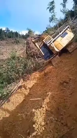 keselamatan  unit  memang penting tapi utamakan keselamatan diri.#excavator #kecelakaankerja #fyp 