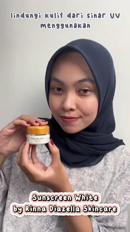 lindungi kulit dari paparan sinar UV menggunakan sunscreen white by rinna diazella 😍 #skincareviraltiktok #fyp #sunscreen #serunyalebaran 