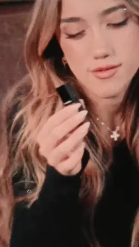 Barras de labios y otros secretos de belleza que se pasan de madre a hija #salmahayek  #madreehija #díadelamadre #inthebag #bolso