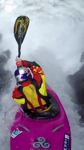 Kajakeinstieg à la @danejacksonkayak 🔥 Wer von euch hat damit gerechnet? 🫣 #redbull #verleihtflügel #kajak #performedbyprofessionals 