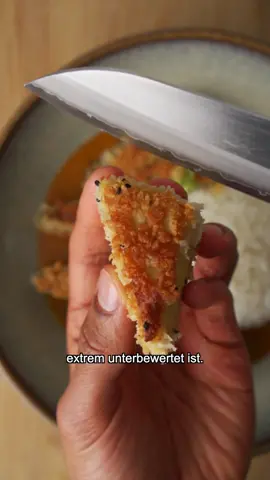 💥Knusprig panierte Tofu-Stücke in Panko-Paniermehl sind eine köstliche vegane Alternative zu klassischem Schnitzel. Der Trick für eine perfekte Konsistenz besteht darin, den Tofu vorher einzufrieren 🥶 und zu entwässern. Mit diesem einfachen Rezept kannst du in wenigen Schritten knusprigen Tofu zaubern, der garantiert jedem schmecken wird! 🍽️Portionen: 1 - 2 | 🔥Schwierigkeitsgrad: einfach 📃ZUTATEN 500 g Naturtofu 1 - 2 EL helle Sojasoße 60 g Mehl 90 ml pflanzliche Milch (Hafer, Soja, Erbse, etc.) 75 g Panko-Paniermehl 1 1/2 EL Sesamkörner 1 TL Salz Öl zum Braten 👨🏽‍🍳ZUBEREITUNG 1. Optional: Tofu aus der Verpackung nehmen, in einen wiederverschließbaren Behälter geben und so lange ins Gefrierfach legen, bis er vollständig eingefroren ist. Dadurch bekommt der Tofu eine fleischähnlichere Struktur. 2. Tofu auftauen lassen (der Vorgang kann auch in der Mikrowelle beschleunigt werden). In ein Küchentuch wickeln, mit Gewichten beschweren und 10-30 Minuten entwässern lassen. 3. Tofu in Dreiecke zuschneiden, in eine Schüssel legen, mit Sojasauce beträufeln und gut auf dem Tofu verteilen. 4. Mehl mit pflanzlicher Milch vermischen, bis eine streichfähige Konsistenz entsteht. Panko-Paniermehl, Sesamkörner sowie Salz miteinander vermischen. Den Tofu erst in der Mehl-Milch-Mischung wenden und dann in der Panko-Paniermehl-Mischung panieren. 5. Den Tofu in reichlich Öl von allen Seiten goldbraun braten und dann zu einem Gericht deiner Wahl genießen!