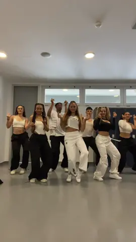 VAMOS A ACTUAR EN LA SEMINFINAL DE LA UEFA DE FUTSALA🏟🎤🧨💃🏽🔥 os amo! 