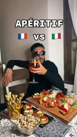 POV : Quand tu prends un apéro 🇫🇷 vs 🇮🇹 Et vous vous prenez à l’apéro ? 🥂😜 #apero #🇮🇹 #🇫🇷 #humor #fyp #spritz #aperolspritz #charcuterie #salume #pizza #bruschetta #panini #salame #saucisson #grecin #gressini #olivia #vin #vino #vs #baguette #mortadella #pistache #pistacchio #pomodoro #tomate #soiree #fun #viral #humour #italianfood #explorepage #tiktokdrôle #funnytiktokvideos #sandwichitalien #calabria 