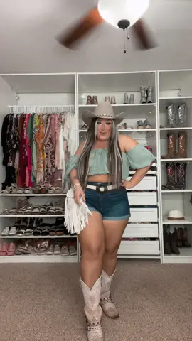 IG: Amberrnoelle34💚 #countryconcertoutfit #countrymusic #countrylife #countryconcertoutfits #countryconcertinspo #countryconcertoutfitinspo #concertfits #concertinspo #OOTD #westernfashion #westernstyle #westernwear #fitcheck #westernwear #midsizewesternfashion 