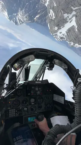 fake or real? #aviation #action #flying #realstuff #fake #avgeek #redbul #fighterjet #pilot #cockpit #pilotlife #pilotview #cockpitview✈️ #piloteyes 