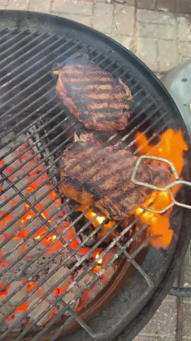 How To Properly Cook & Sear Steak!! #steak #grilling #outdoorcooking #beef #newyorkstrip #dinner #viral 