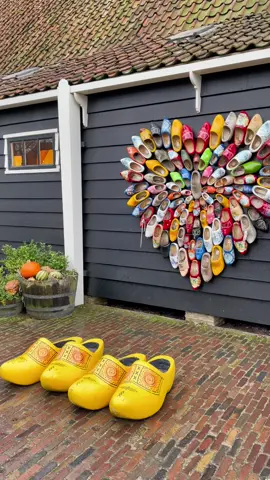 🇳🇱 If you want to experience a piece of Dutch culture, then the iconic wooden shoes of Zaanse Schans are a must-see.  These traditional clogs are handcrafted by skilled artisans using centuries-old techniques. Generations of Dutch people have worn these comfortable shoes for their practicality and comfort. They are perfect for walking on muddy roads or wet weather, as they remain dry and provide good foot support. #Holland #Netherlands #woodenshoes #clogs #dutch #zaanseschans 