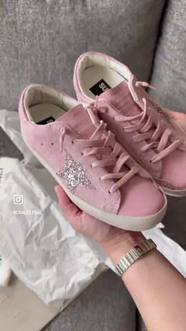 It's sooo pretty!!! 🩷🩷🩷 #goldengoose #goldengoosesneakers #goldengooseunboxing #goldengoosecollection #pinksneakers 