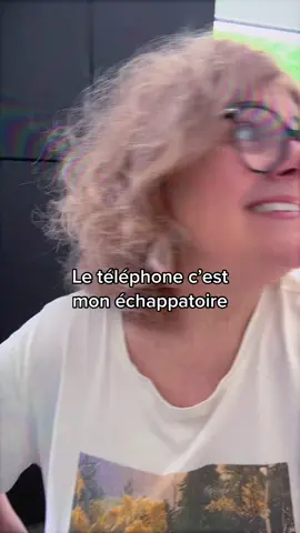 Moi j’assume et c’est vrai c’est mon échappatoire le tel ! Il est greffé à ma main droite mdrrrr ! Savoir juste limiter son temps d’ecran se méfier de tout ce qu’on voit sur les RS car bien souvent c’est une vie juste filtrée ! mais au delà de tout ça c’est un outil extraordinaire qui nous permet d’écouter de la musique des podcasts, partager, communiquer ! Je ne pourrais plus m’en passer personnellement :D
