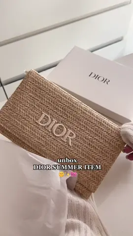 ซื้อของเพราะของแถมมีอยู่จริง งาน D.I.Y ต้องมา dior คือที่หนึ่งของใจ 🥹🎀✨🌞 #dior #รีวิวบิวตี้ #คลาสแฟชั่น #คลาสแต่งตัว #tiktoklook #tiktoklooks #diorbeauty #กระเป๋า #รีวิวกระเป๋า #fyp 