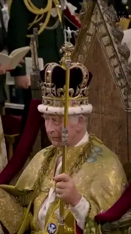 Watch the moment the St. Edward’s crown is placed on King Charles’ head as attendees of his coronation cheer ‘God save the King’ for the first time in decades #kingcharles #coronation 