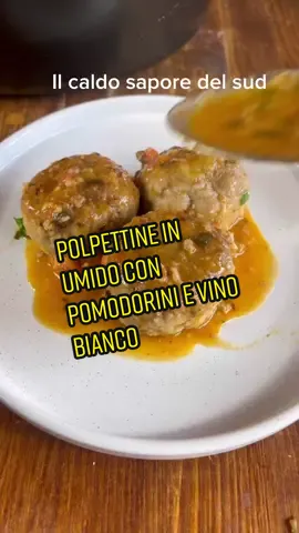 Polpettine in umido con pomodorini…400 g macinato di vitello 100 g pane raffermo 150 g latte 100 g parmigiano grattugiato  2 uova  prezzemolo 1 spicchio aglio olio extravergine d’oliva sale 400 g pomodorini 100 ml vino bianco 200 ml acqua farina 00 1 cucchiaio pangrattato #ilcaldosaporedelsud 