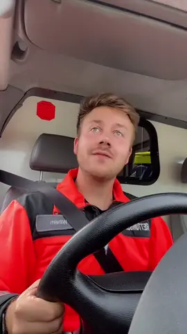 Jetzt mal ehrlich?! Wer würde es genauso machen? 😅😂 #rettungsdienst #112 #blaulicht #feuerwehr 