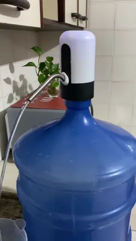 Bomba Para Galão Água Elétrica Garrafão Torneira Filtro Usb 🤩 R$41,00.  Esqueça o esforço de ter que virar o galão de água ou a bagunça que pode gerar, com a Bomba Elétrica nunca foi tão fácil e tão tranquilo trocar os galões de água, seja eles de 5L, 10L ou até 20L e similares. Fácil de manusear, leve e portátil, produto recarregável, que que pode ser utilizado enquanto carrega! A bateria dura até 8 galões de água de 20L.  #lojaonline #simplicidade #facilidade  #bebedouro #cozinha #bombadeaguasilenciosa #fly #fyp #fypシ 