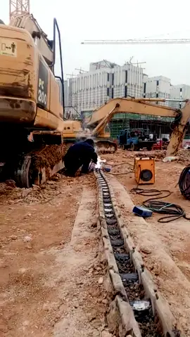 The track of Komatsu excavator is worn out. Can it be repaired in this way? How long can it be used?#tik_tok #Excavator #KOMATSU 