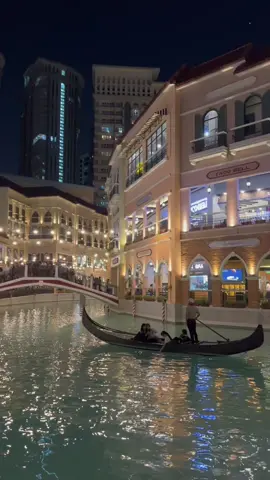 Chill night at Venice Grand Canal, McKinley Hills Taguig City 👌❤️🤍🖤#citylightsatnight #nightcityview #latenightvibe #citysession #traveltiktok #travelvibes #fyp #fypシ #foryoupage 
