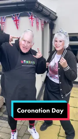 6 hours face painting for the Coronation today in Barnsley #coronation #coronationfacepainting #barnsley #cometoworkwithme #facepaintersoftiktok 