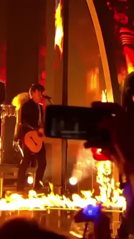 @Enrique Iglesias cantando Duele el corazón en los Premios Juventud 2016 🔥🔥 #enriqueiglesias #inalcanzableuruguay #dueleelcorazon 