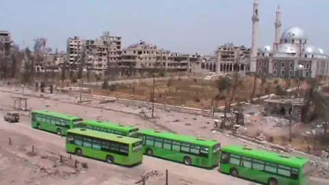 #كي_لا_ننسى #حمص في مثل هذا اليوم بتاريخ 2014/5/7 وبعد 700 يوم من الحصار بدأت قوافل الثوار في مدينة حمص المحاصرة بالانسحاب منها باتجاه ريف حمص الشمالي، بعد أن خاضوا سنتين من الحصار القاسي، والمعارك الدامية، دفاعاً عن أعراضهم وأحياء مدينتهم، بسلاح فردي لا يذكر.. أمام أرتال الدبابات والعتاد وقطعان الجيش الأسدي والشبيحة..  في مثل هذا اليوم خرج مجاهدوها على أمل الرجوع.. عيونهم دامعة.. وقلوبهم ما بين جراح الألم والحنين، وترياق الأمل وَحُسْنِ الظنِّ بالله.. تاركين ذكرياتِ انتصارٍ وتضحية..  خرجوا منها.. وتركوا جثامين شهدائهم.. ويقين قلوبهم.. أنهم عائدون..  ووعد الله أبقى.. {وَأُخْرٰى تُحِبُّونَهَا ۖ نَصْرٌ مِّنَ اللَّهِ وَفَتْحٌ قَرِيبٌ ۗ وَبَشِّرِ الْمُؤْمِنِينَ} #حمص  #حمص_العدية #trend #foryou #سوريا