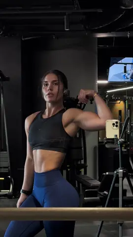 Lol me every 2 seconds in the mirror after a session 💪🏽 appreciating the pump 🫡 #fyp #foryou #foryoupage #gym #gymgals @Gymshark 