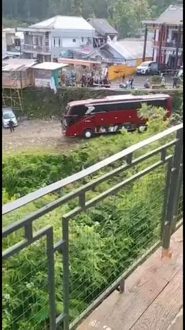 bus terbalik membawa rombongan wisata dari serpong utara ke guci tegal jawa tengah kejadian di tempat wisata guci tegal#buswisata#busterbalik #wisataguci #wisatagucitegal #ambulancedriver #tangsel #tangseltiktok 