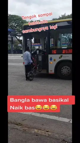 Akibat basikal tak boleh bawa naik bas.Abg Bangla terpaksa pasrah kayuh.🤣🤣🤣 #fypシ #lawak #bangladesh #lucu #funny #mybas 