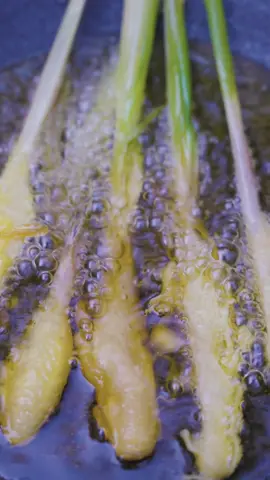 葉生姜の天ぷら🍤 茎付きで揚げたらヘニョヘニョになったので途中で切りました🤣 レシピはコメント欄に📝 #キャンプ #キャンプ部 #アウトドア部 #料理 #レシピ 