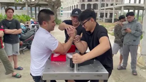 Đi học vật tay nhưng đến muộn nên anh em mỏi :vv