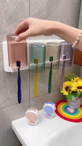 Bộ kệ bàn chải đánh răng hiệu Ecoco kèm sẵn 4 ly nước và bộ nhả kem tự động dán tường