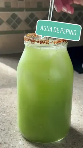 AGUA DE PEPINO, refrescante y perfecta para disfrutar durante los días calurosos. Receta 👇🏻 ⬇️ INGREDIENTES: ✔️ 1 pepino sin cáscara y congelado ✔️ Jugo de 1 limón ✔️ Muchos hielos ✔️ Agua con gas o regular ✔️ Un sobrecito de stevia (opcional) 📌 Para escarchar el vaso, yo he usado chile Tajín. Aunque este paso es opcional. . . #aguadepepinoconlimon #bebidasketo #ketobebida #bebidassaludable 