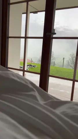 الاجواء الصباحية بـ #جريندوالد 🇨🇭🏔️☔️. #Grindelwad #switzerland #interlaken #brienz #fyp #viral #سويسرا #قريندلوالد #انترلاكن 