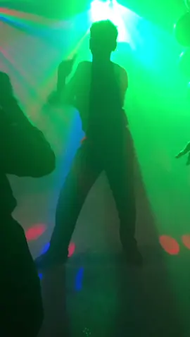 Cuando dominas la pista de baile 😎 #retrostyle #musica  #los80  #musicadisco  #discostyle #discoteca #dancer #fiesta 