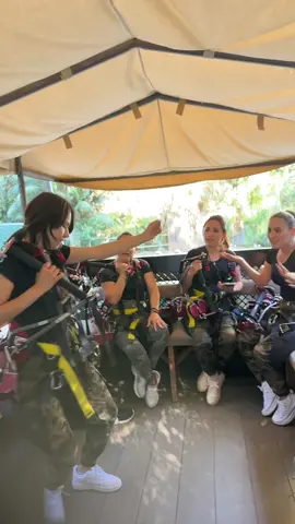 Que  le parece esa morra… la que anda bailando solaaa… 🎶🎵 #fyp 