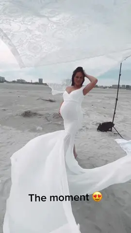 The moment vs. the photo memories they’ll keep forever 😍  #beachphotoshoot #maternityinspo #beachmaternity #beachmaternitysession #photoresults 