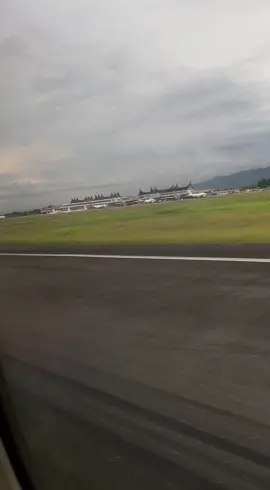 Take-off#jalanjalantraveling #airplanecinematic #naikpesawat #fypシ #bandaraminangkabausumaterabarat 