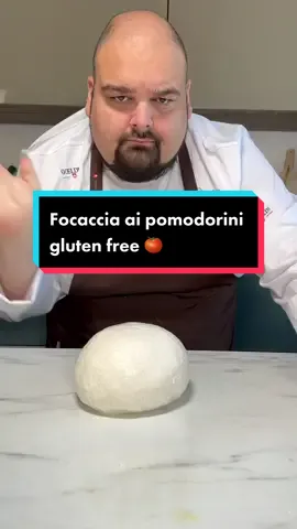 Ecco la ricetta di una focaccia gluten free buonissima!  •500g di farina gluten free Caputo •450g di acqua, di cui 30g da inglobare nella terza parte  •20g di olio evo •25g di sale •10g di birra fresco (o 3g di lievito secco) •per un colore più ambrato: un cucchiaino di miele •250g di pomodorini  •origano  •sale Se la volete alta come questa raddoppiate le dosi 🤗 Per l’impasto l’acqua andrà aggiunta alla farina in 3 passaggi (per il terzo tenete da parte i 30g di acqua), nel primo dovrete aggiungere anche la quantità totale di lievito. Aggiungiamo anche il sale e impastiamo. Trasferiamoci sul banco di lavoro, aggiungiamo l’olio poco alla volta e facciamo inglobare. Formiamo una pallina e poniamola in una placca oleata con un filo d’acqua. Stendiamola subito; non avrà bisogno di pieghe perché non avrà maglia glutinica. Facciamola riposare fino al raddoppio (non c’è un tempo specifico, bisogna evitare fonti di corrente d’aria, meglio se la ponete nel forno con luce accesa e coperta, indicativamente basteranno un paio d’ore), mettiamo i pomodorini tagliati in due, l’olio, l’origano e un po’ d’acqua per mantenere l’umidità, oppure ponete un pentolino con dell’acqua nel forno per mantenere l’umidità.  Cuociamo la focaccia in forno statico a 220 gradi per 30/35 minuti. #danielerossichef #ricette #focaccia #glutenfree