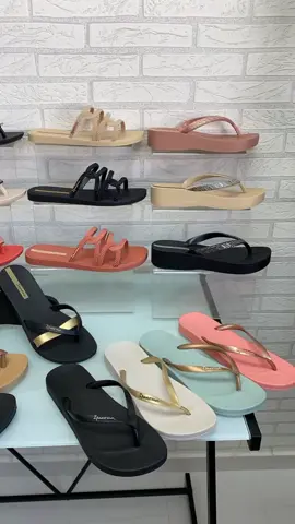 #Ipanema es una de esas marcas que marcan #tendencia. Y es que tanto la #calidad de su #calzado como sus diseños elegantes, #femeninos y sensuales la convierten en todo un referente en el mundo de la #moda. Y es que las chanclas Ipanema para #mujer logran transmitir toda una lección de #moda para todos aquellos que piensan que estilo y comodidad no pueden ir de la mano. www.calzadosmodesto.com 🛒