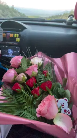 Beni Mutlu Etmek İçin Ellerinde Çiçekler 🤍 #çiçekler #aşk #sevgilim #aşkvideoları #aşkadamımm❤️‍🔥🖤#simge #aşkınolayım #çiçeklerim🧿🌿🌺 #keşfetteyizzz #keşfet #arabavideoları #sevgilivideolari 