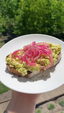 I have been loving this AVOCADO EGG SALAD for an easy 10 minute lunch! 🥑🥚 To make this super quick, pre hard boil eggs at the beginning of the week so all you have to do is mash everything together and it’s ready to go! This lunch is high in protein and healthy fats to fuel your day 🙌 What you need: - 3 hard boiled eggs - 1/2 of a ripe avocado  - 1 tbsp plain greek yogurt  - 1/2 tsp garlic powder - 1/2 tsp dried dill  - salt & pepper to taste  How to: - add all of the ingredients to a bowl and mash with a fork until well combined - I love eating this on toasted sourdough, but you could also have it in a sandwich, wrap or on a salad! Enjoy 🫶 #healthyrecipes #lunch #lunchidea #EasyRecipe #easylunch #Recipe #eggsalad #sourdough #quicklunch #mealprep #highprotein #healthycooking 