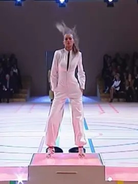 At the opening of the parade for GIVENCHY, gisele’s jump broke and she kept parading as if nothing had happened. #giselebundchen #SuperModel #model #catwalk #fyp 