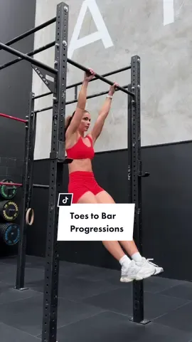 Toes to Bar Progressions 💅 I get how frustrating nailing your first toes to bar can be, so here's some tips and progressions to help get you there. 1️⃣ Remember to push with your lats. This is the most important thing. The further behind the bar you can push yourself, the easier it will be to get your legs up. 2️⃣ Look up at the bar. This will automatically help you get further behind the bar. 3️⃣ Stay as tight as possible. When in the backwards kip, it's important to stay tight so you can use that momentum to help you get back up. Try not to bend your knees too much in this a position. 4️⃣ Patience. Keep practicing, you will get there! #toestobar #form #abs #core #gym #functionaltraining 
