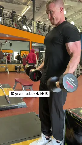 Went from being addicted to heroin to being addicted to the gym. If you need help reach out. There’s a better life waiting for you #sober #sobriety #WeDoRecover 