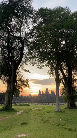 Stunning sunrise #angkorwat #siemreap #sunriselovers #travel 