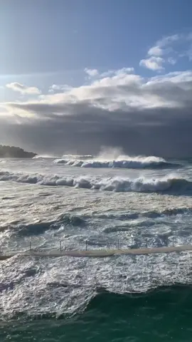 #hugewaves #bondibeach 