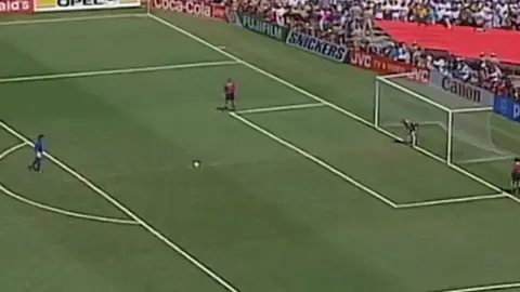 world cup ปี 1994 roberto baggio ได้ยิงจุดโทษพลาดและทำให้อิตาลีเป็นลองแชมป์จากบลาซิล #italy #football #roberto_baggio #worldcup1994 