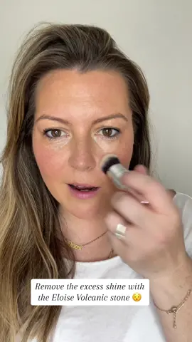 How good is this! Bye shine 💞 #shinyskin #removexcessoil #makeuptricks #makeuptips #volcanicstone #eloisebeauty #wow #sogood #tiktokmademedoit #tiktokmademebuyit #begone 