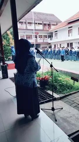 menggantikan kakanda baca doa pada upacara hari guru nasional di bulan November lalu, biasanya posisi ini ditempati oleh kandaku yg skrg hijrah menjadi dosen di Universitas Singaperbangsa Karawang, mencoba hal yang lain tidak salah bukan...@smkn_15bandung 