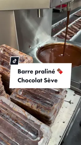 C’est fourré de praliné, avec une coque en chocolat craquante, puis recouvert d’un chocolat liquide qui permet au cacao de recouvrir la barre de chocolat Sève. En gros c’est la confiserie ultime ! 🤤🍫 #chocolatseve #chocolat #chocolate #praliné #praline #barredechocolat #cacao #chocolatier 